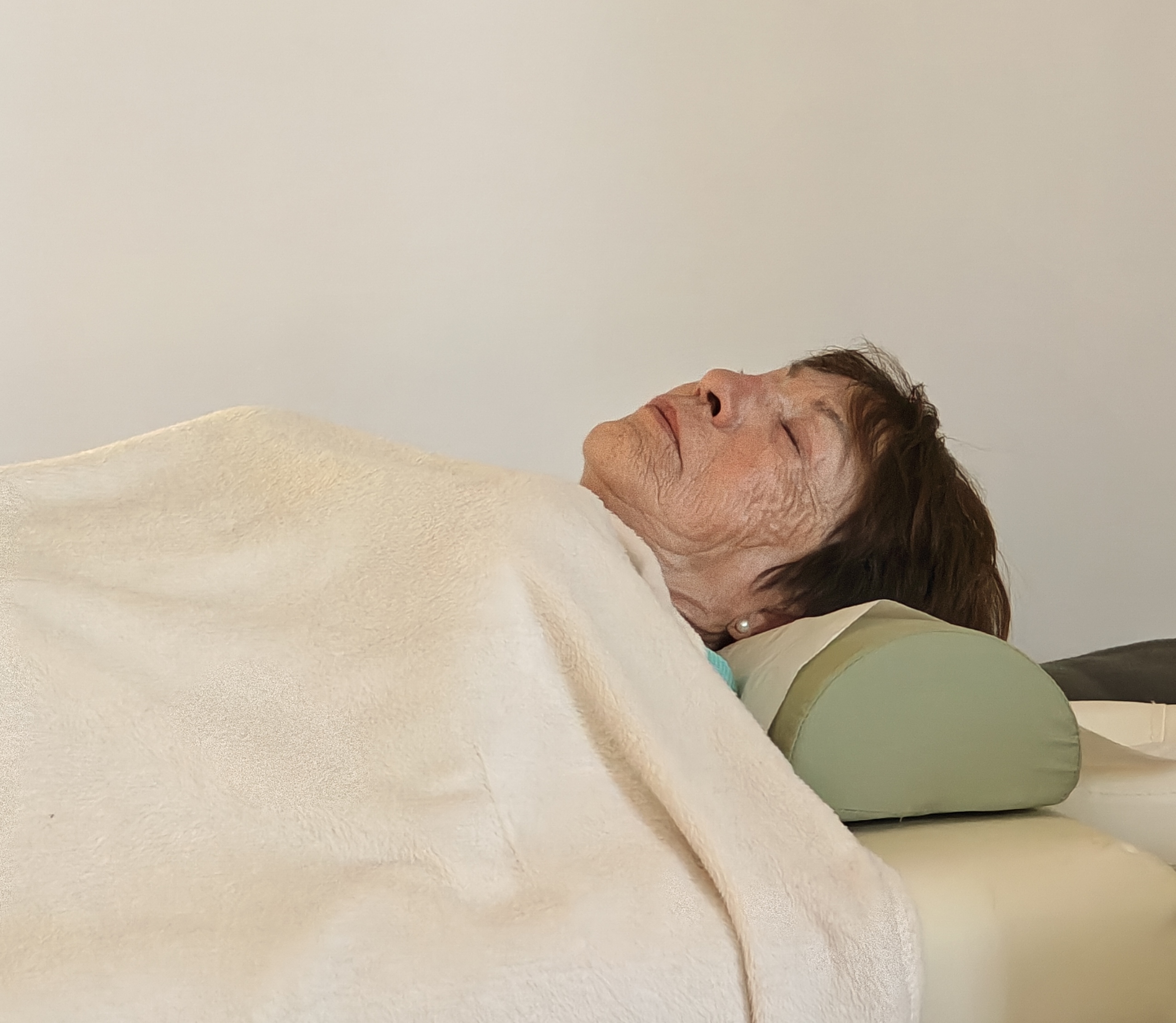 Patient resting during Fasciapuncture session with calm breathing