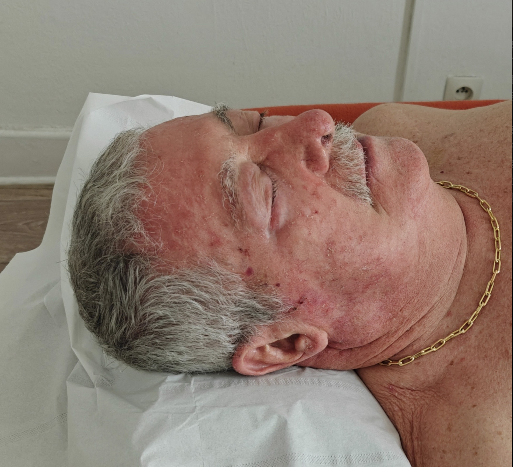 Homme âgé se reposant paisiblement pendant une séance
