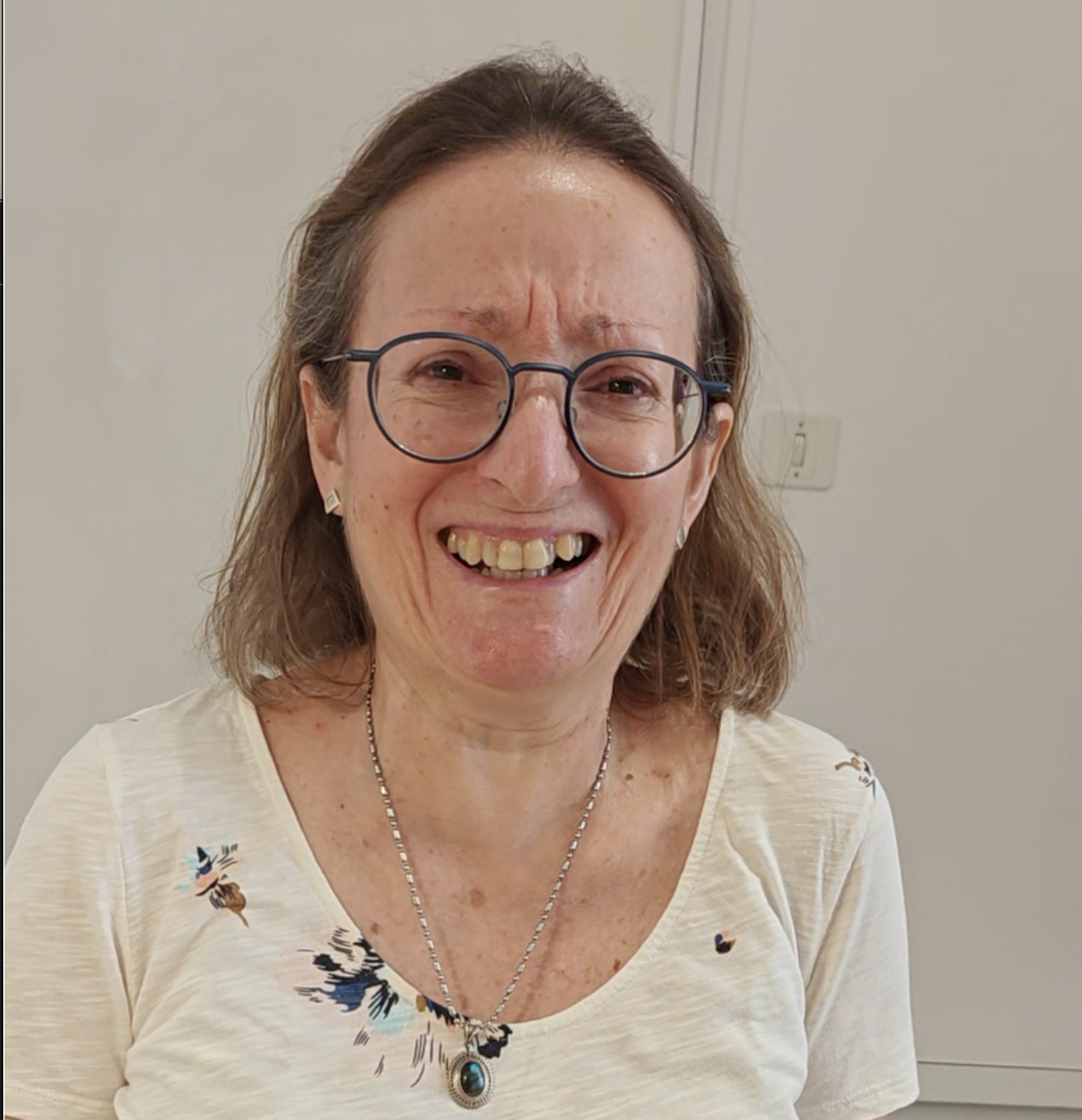 Marie-Jeanne smiling after Fasciapuncture treatment, describing a feeling of lightness