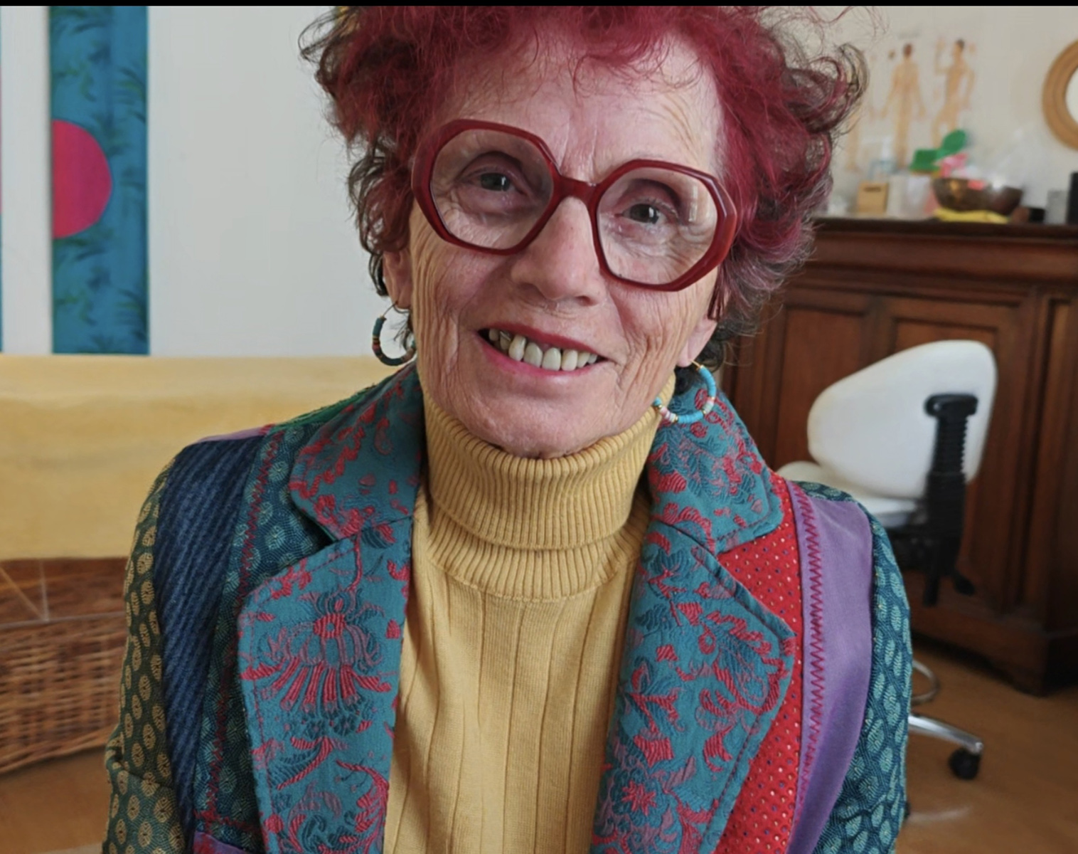 Femme âgée souriante après un suivi consacré au confort urinaire, au bassin et à la régulation
