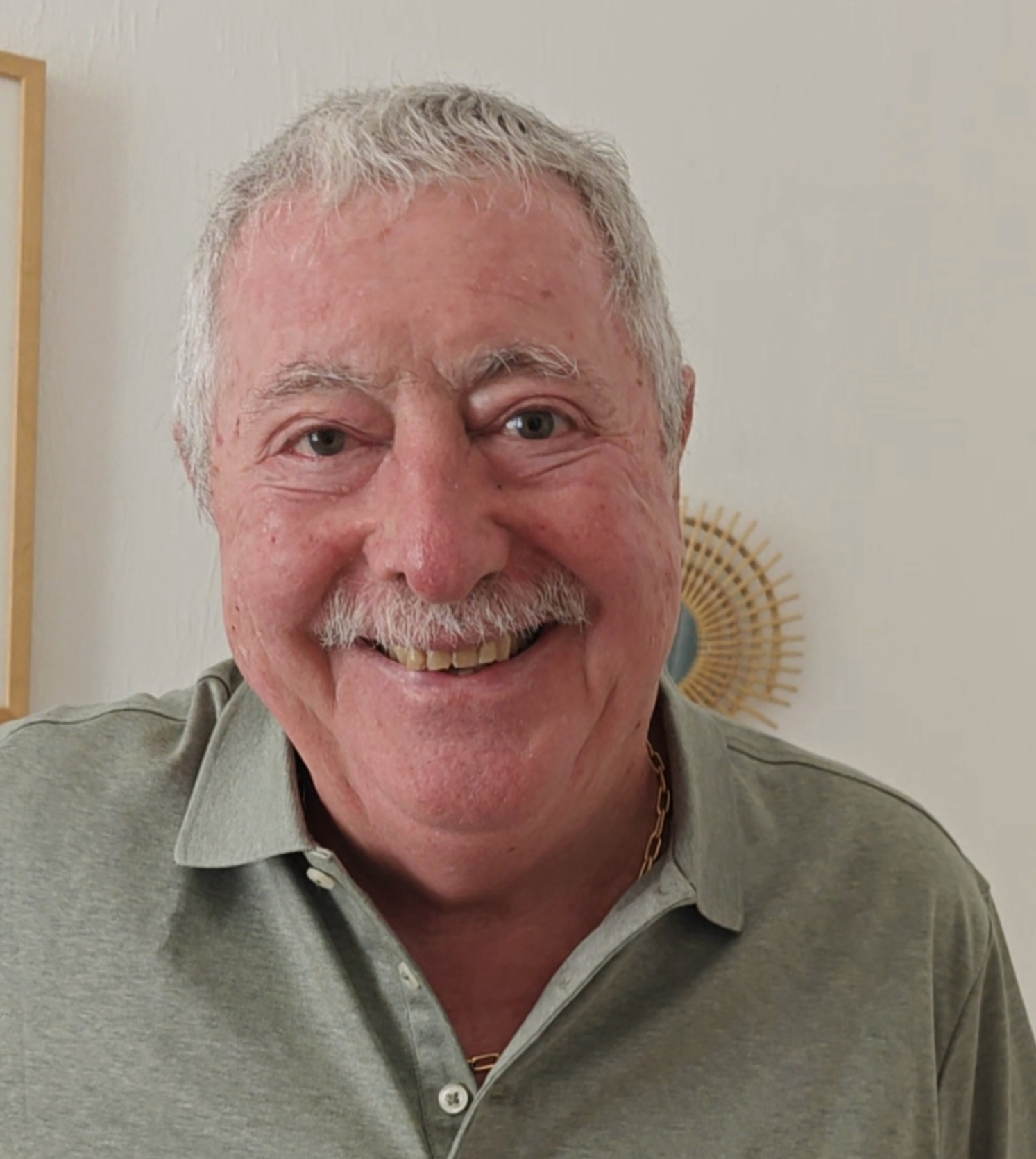 Homme âgé souriant après un suivi clinique consacré à la hanche et à la marche